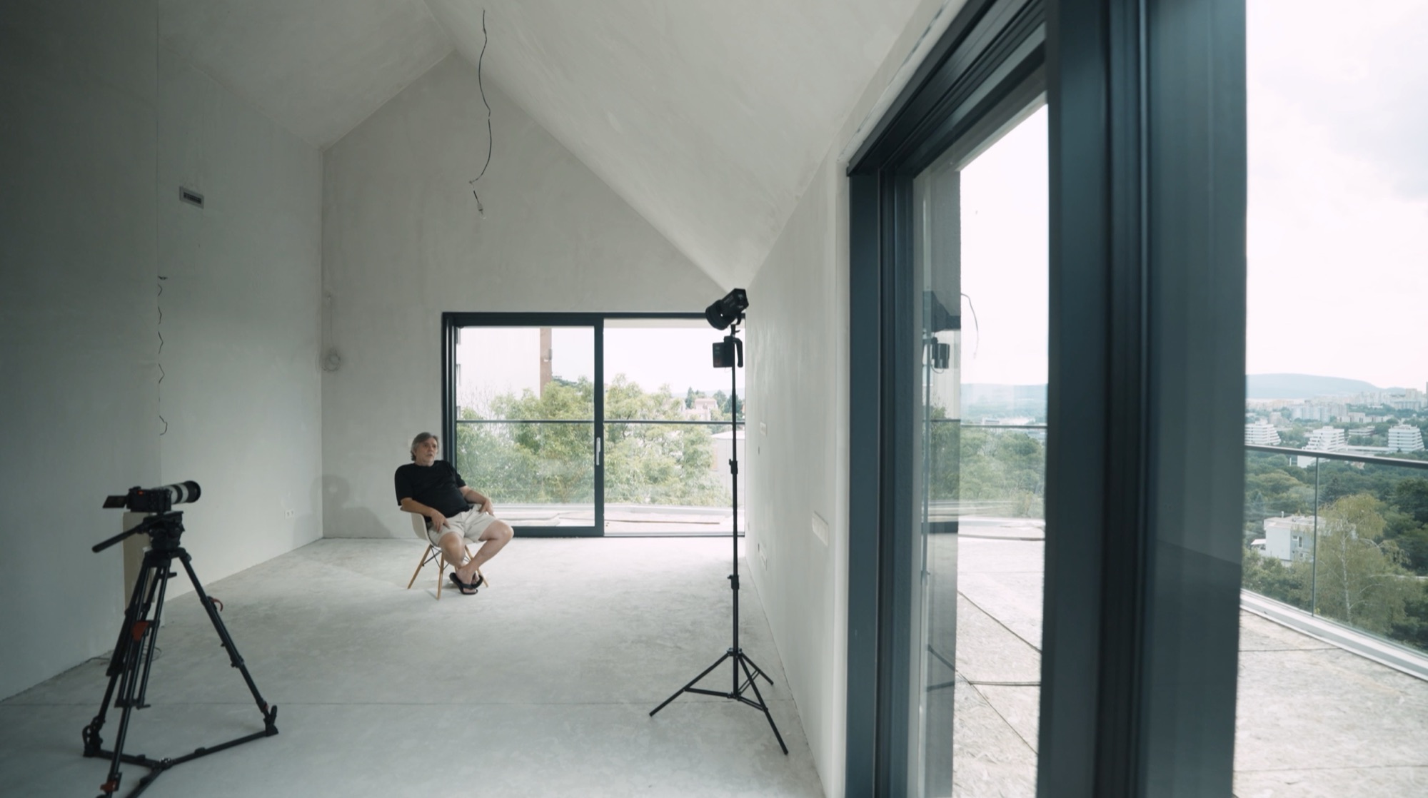 Architekt projektu Vila Delta z ateliéru ČAVARA architects pri nakrúcaní rozhovoru v interiéri vily